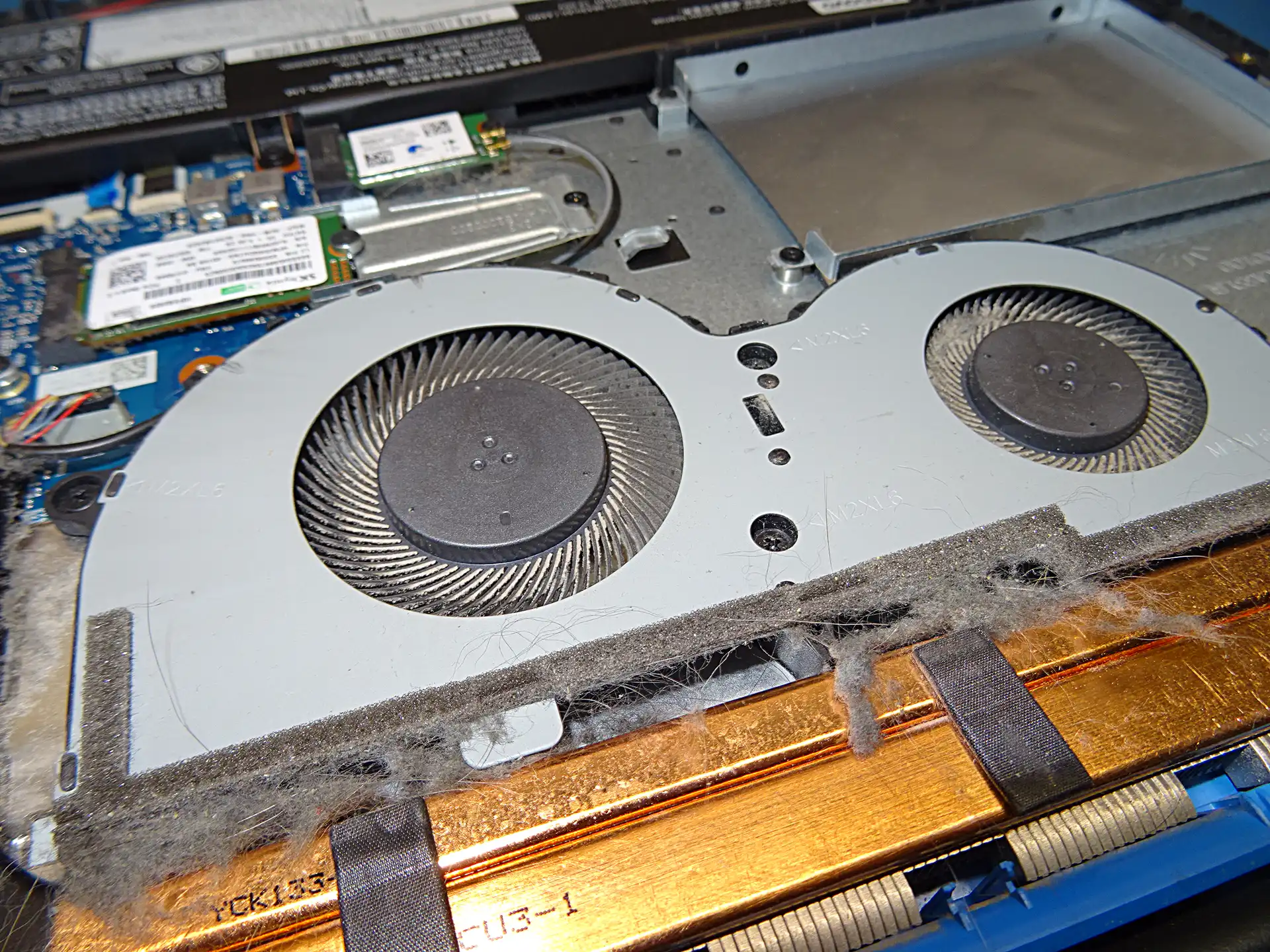 Zapchane kurzem chłodzenie laptopa przed czyszczeniem chłodzenia laptopa – serwis Mielec