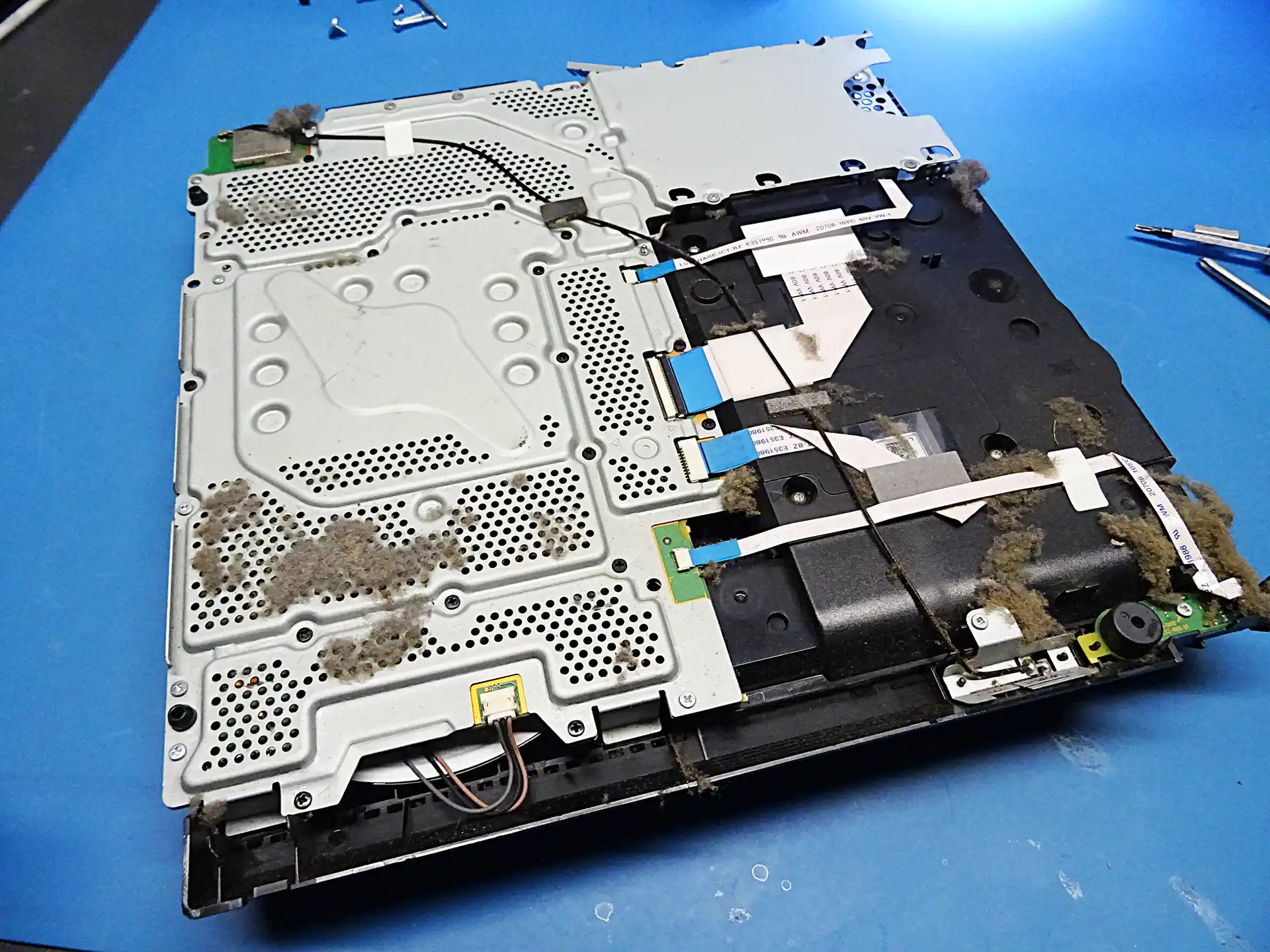 Czyszczenie PS4 – mocno zakurzona konsola PlayStation 4 przed serwisem