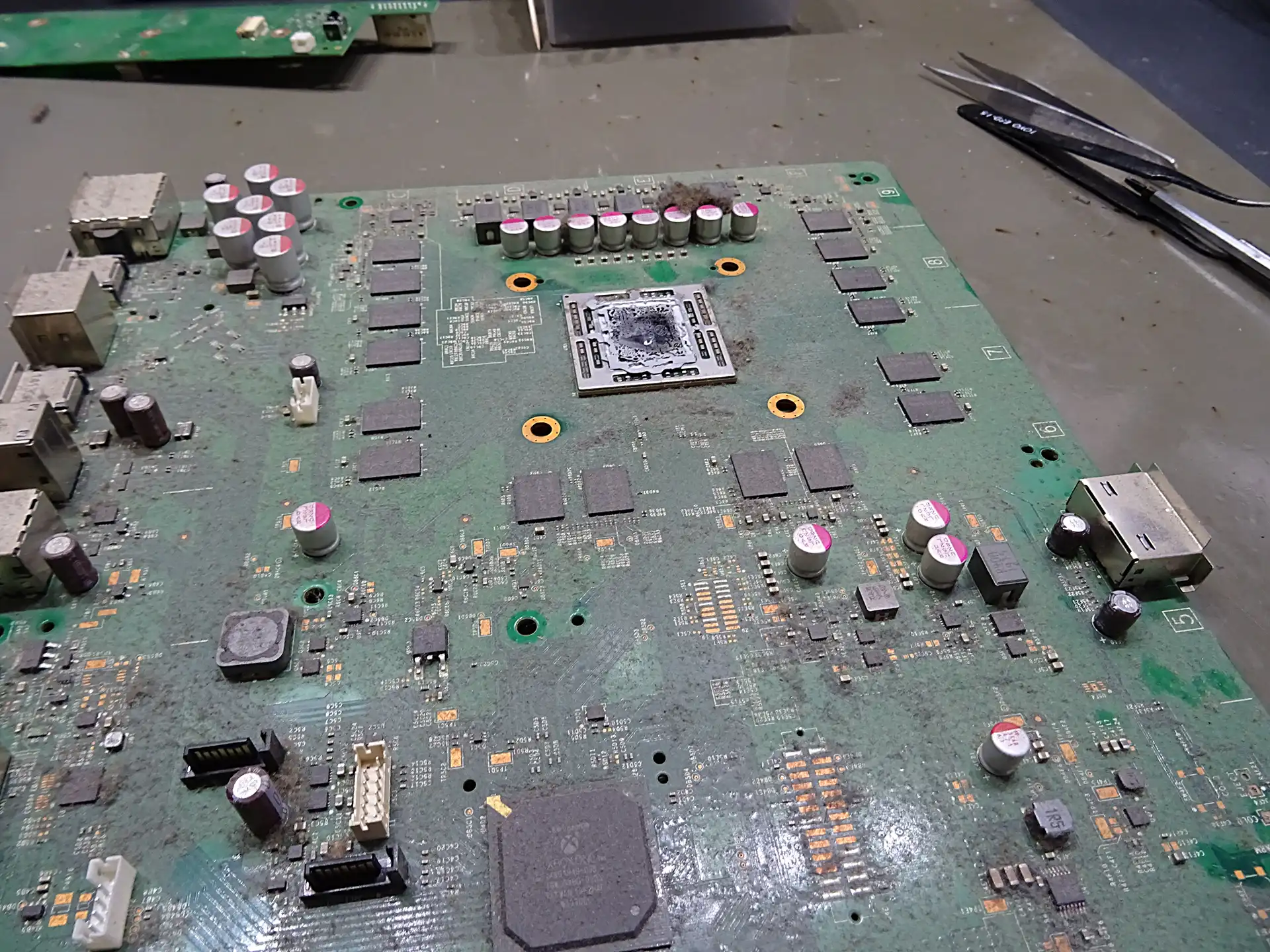 Czyszczenie Xbox One – usuwanie kurzu z płyty głównej czyszczenie xbox one z kurzu płyta główna przed serwisem