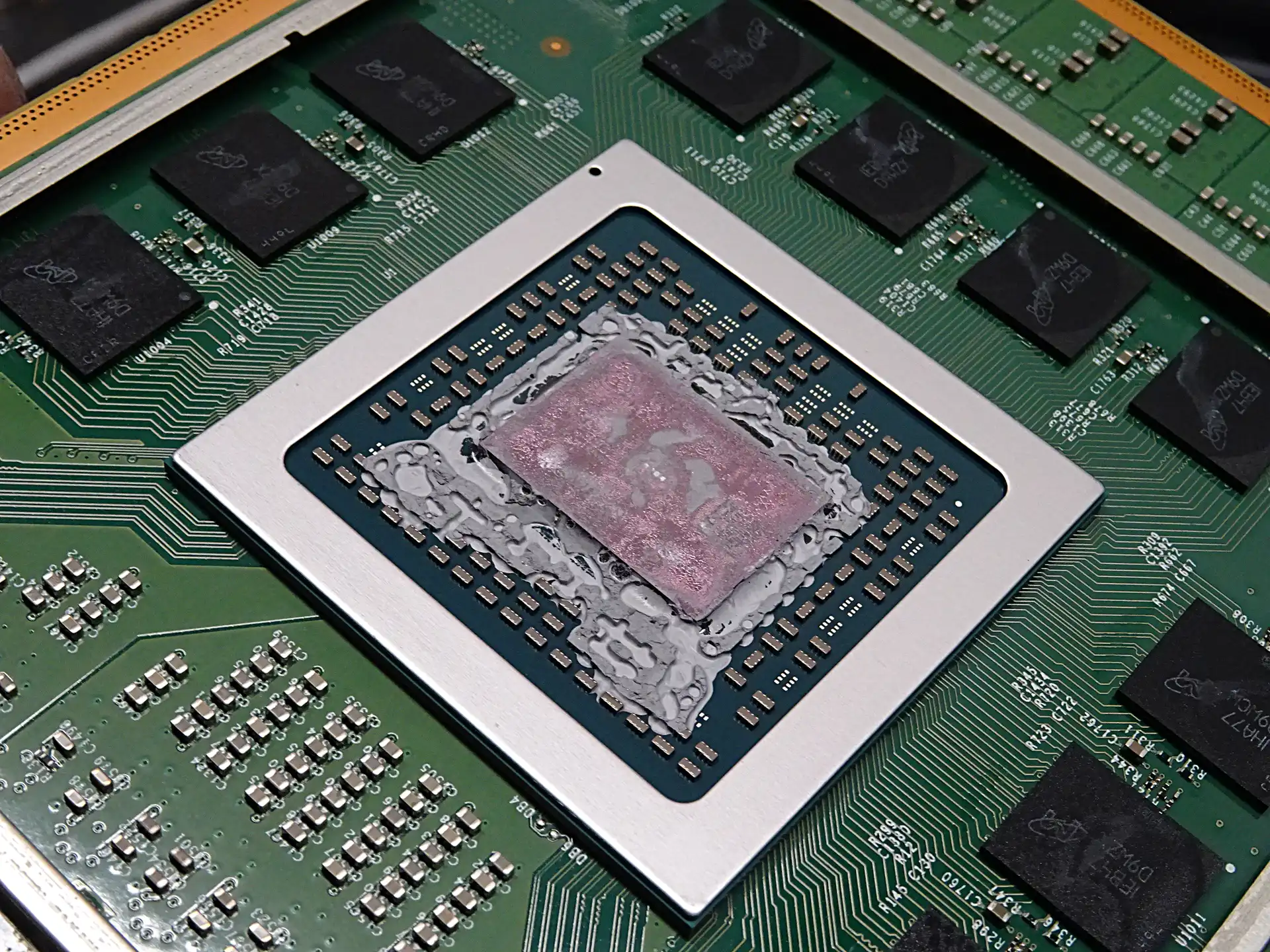 Xbox Series X – stara pasta termoprzewodząca przed czyszczeniem czyszczenie xbox series x stara pasta termoprzewodząca na procesorze