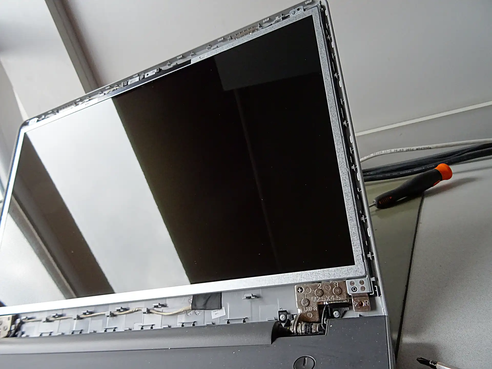 Montaż nowej matrycy w laptopie – serwis Mielec Zamontowana nowa matryca w laptopie po wymianie w serwisie Mielec