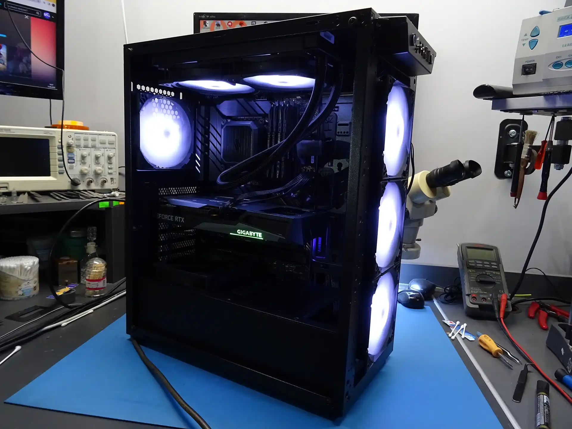 Serwis komputerów stacjonarnych RGB – Mielec Naprawa komputerów stacjonarnych Mielec – komputer PC RGB w trakcie serwisu i testów