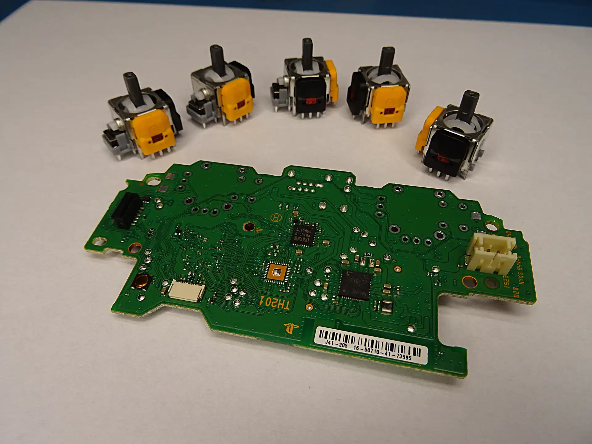 Naprawa padów PS4 – wymiana analogów i serwis płyty głównej Naprawa padów PS4 – płyta główna i analogi kontrolera DualShock 4