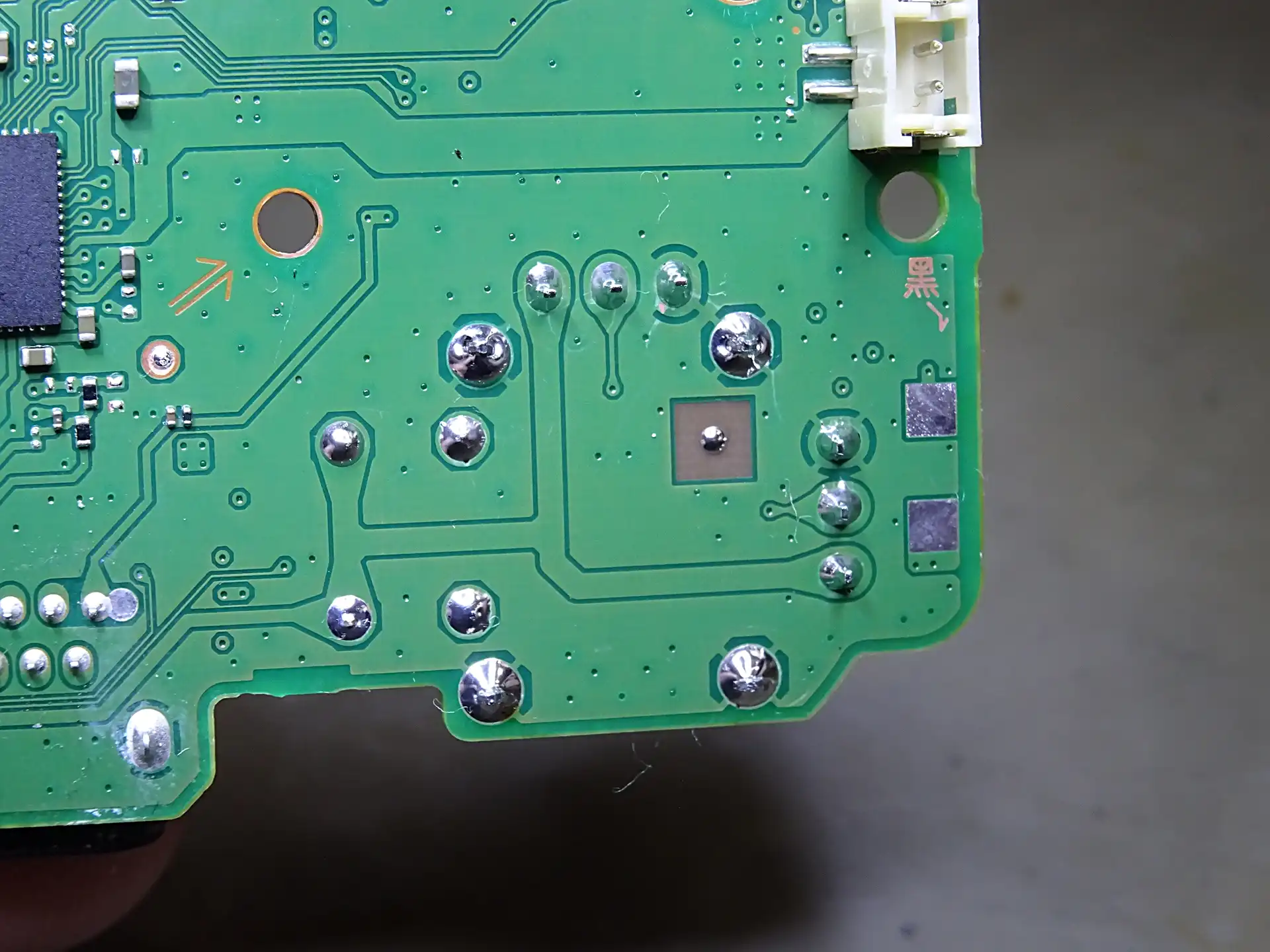 Naprawa padów PS4 – lutowanie PCB kontrolera Naprawa padów PS4 – lutowanie płyty głównej kontrolera DualShock 4