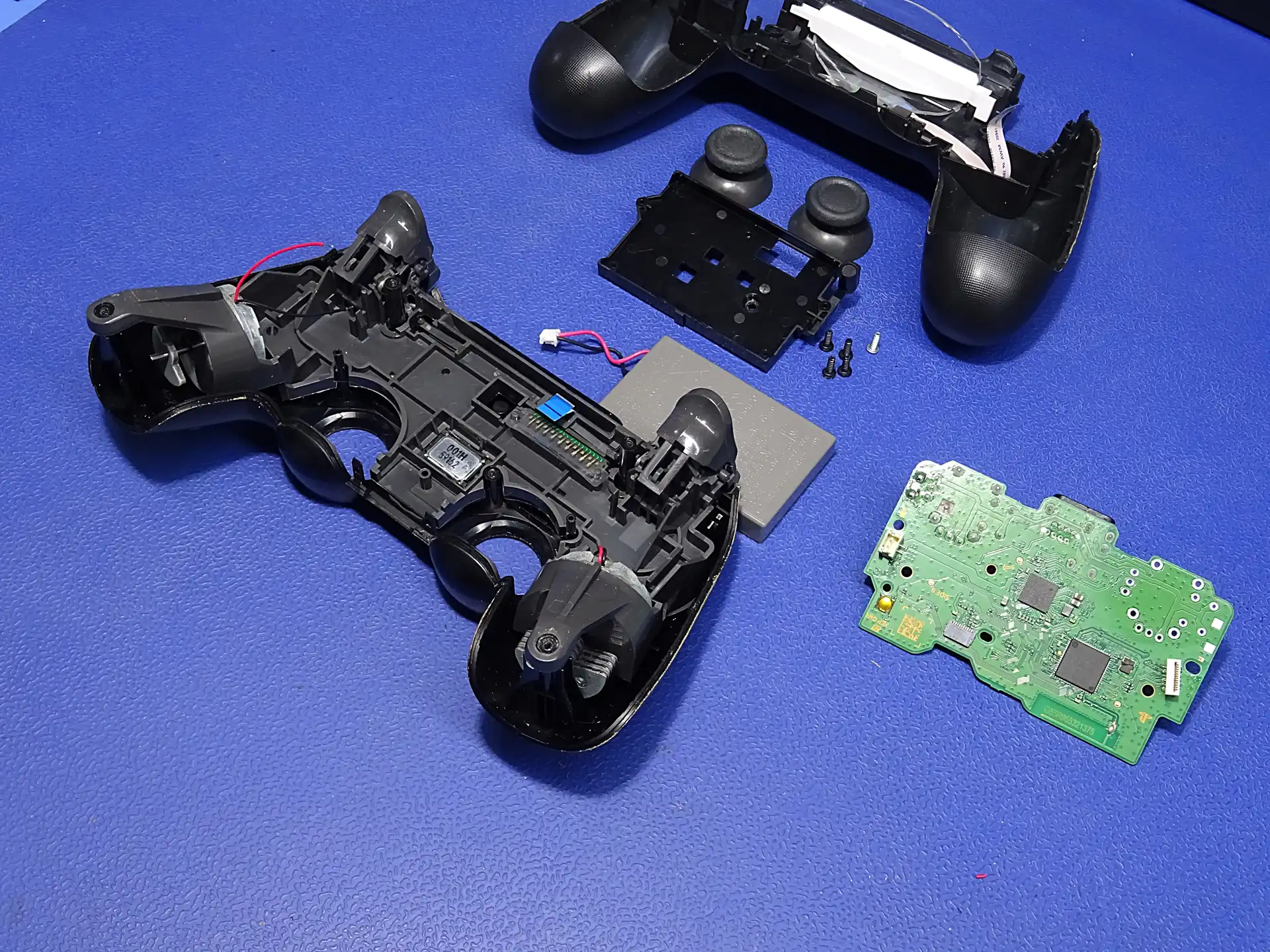 Naprawa padów PS4 Mielec – rozebrany kontroler przygotowany do wymiany analoga