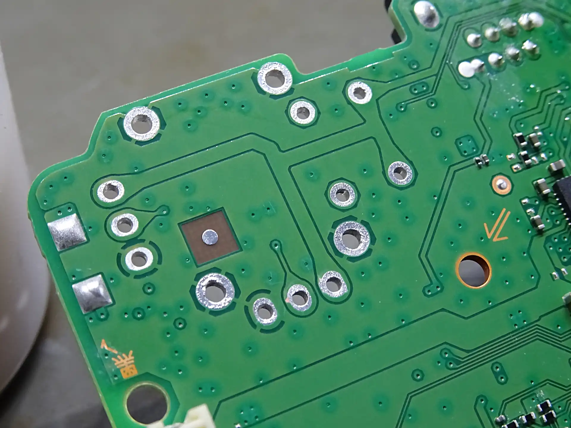 Płyta główna pada PS4 – diagnostyka i naprawa Naprawa padów PS4 – płyta główna kontrolera DualShock 4 po demontażu