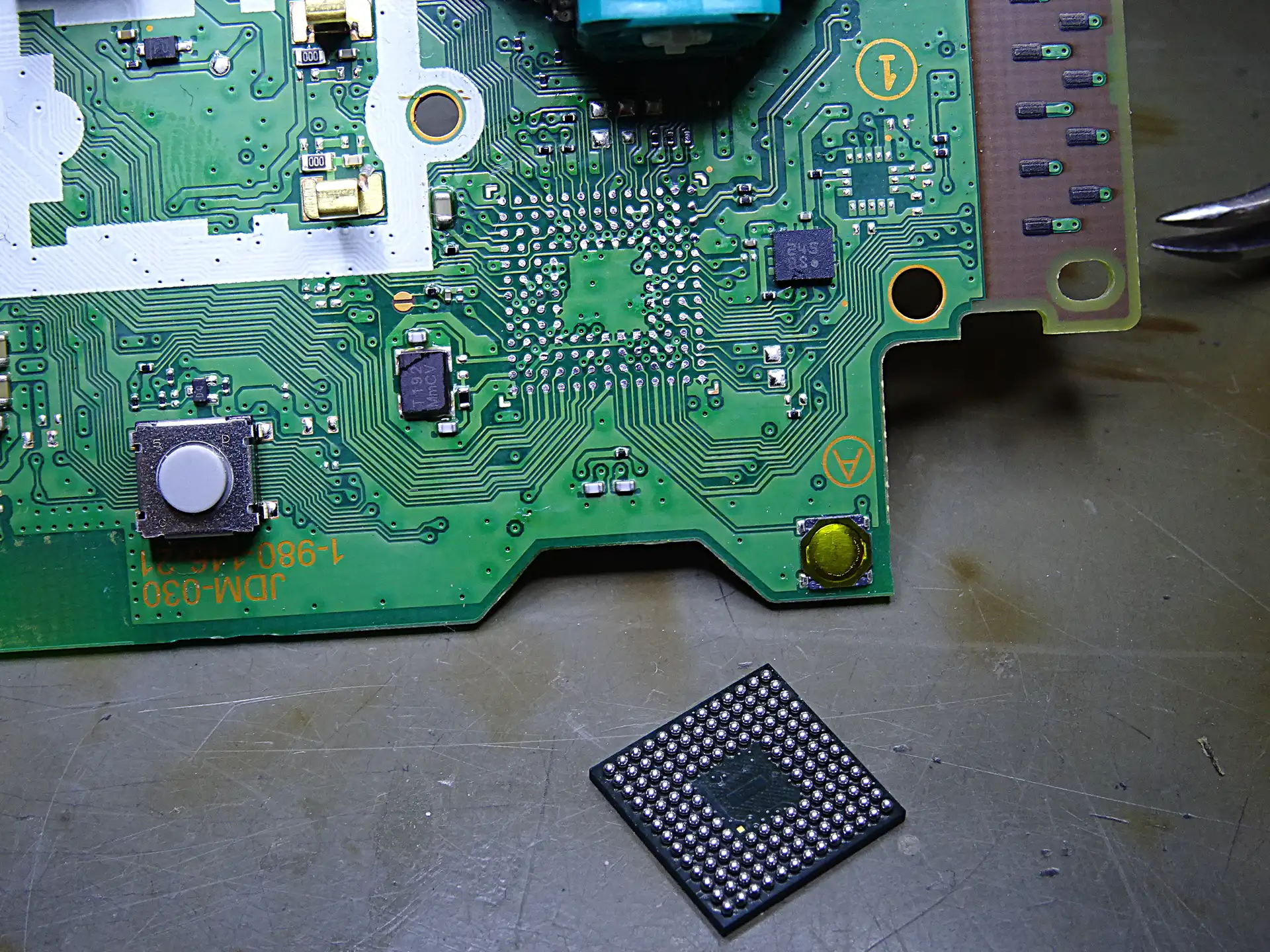 Układ BGA w padzie PS4 – diagnostyka i naprawa Naprawa padów PS4 – płyta główna z układem BGA kontrolera DualShock 4