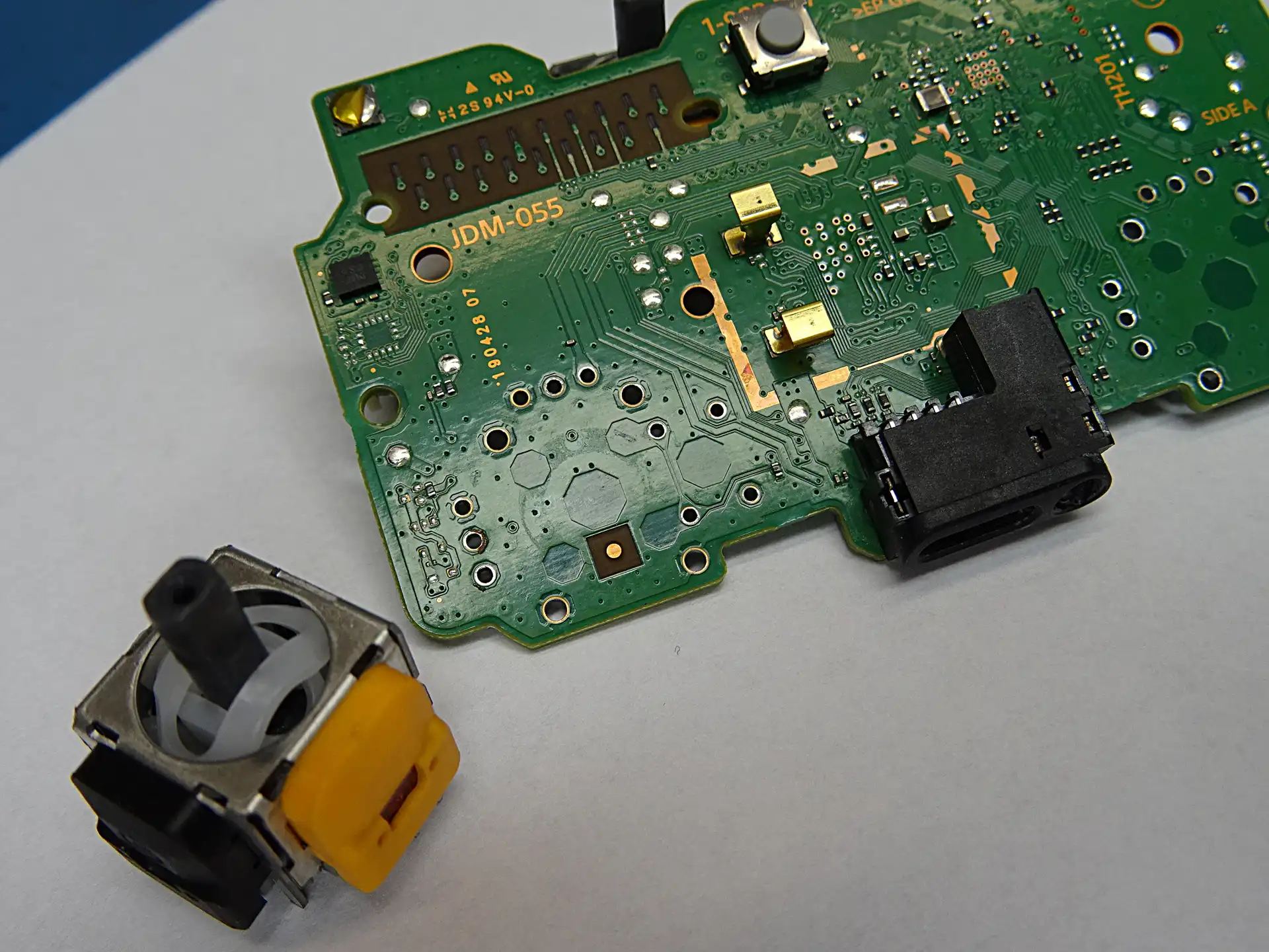 Wymiana analoga w padzie PS4 – serwis DualShock 4 Naprawa padów PS4 – wymiana analoga przy płycie głównej DualShock 4