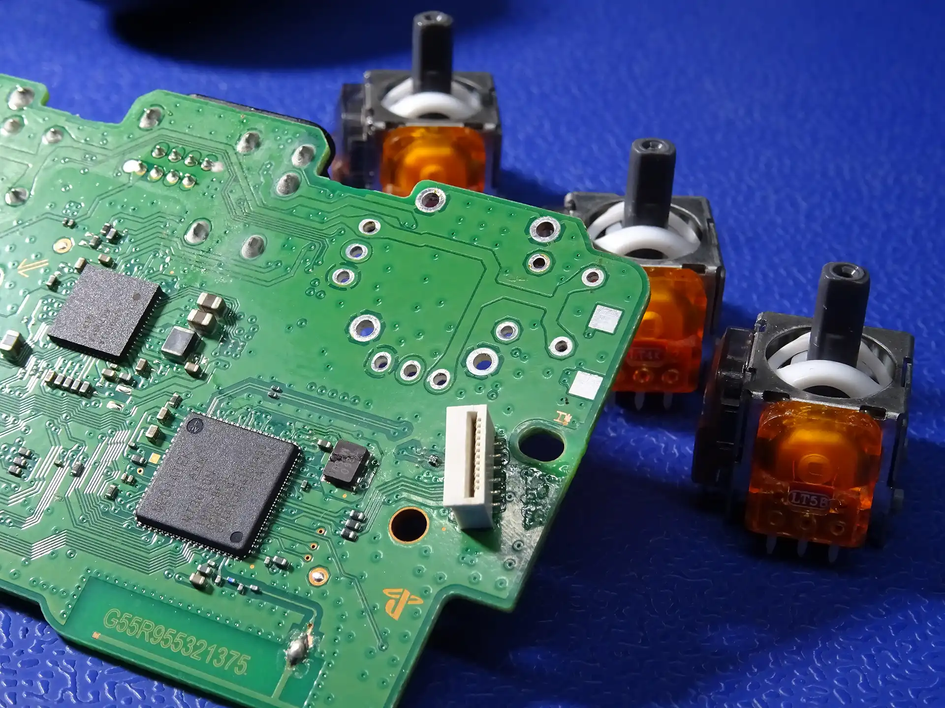 Serwis padów PS4 – wymiana analogów DualShock 4 Naprawa padów PS4 – wymiana analogów i usuwanie driftu w kontrolerze DualShock 4