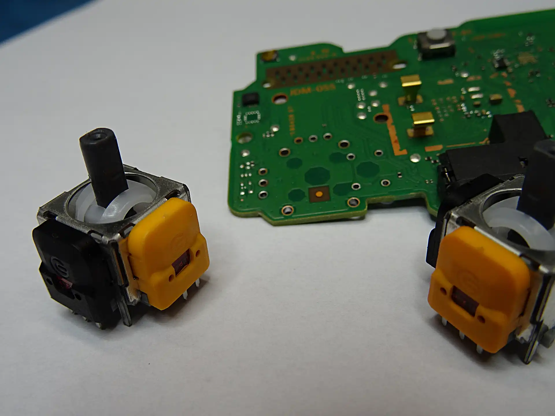 Wymiana analogów w padzie PS4 – usuwanie driftu Naprawa padów PS4 – wymiana analogów w kontrolerze DualShock 4