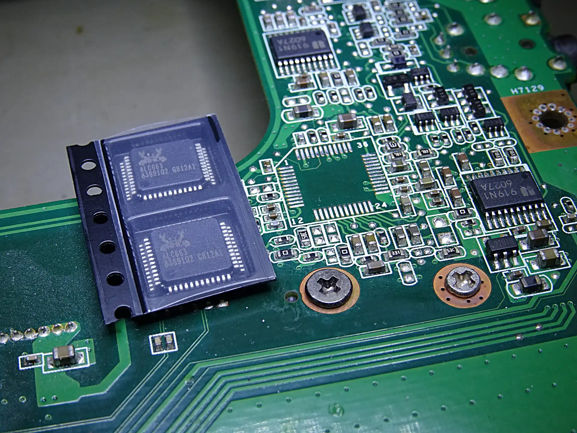 Wymiana układu QFP na płycie głównej laptopa – serwis Mielec Naprawa płyty głównej laptopa – wymiana układu QFP w serwisie w Mielcu