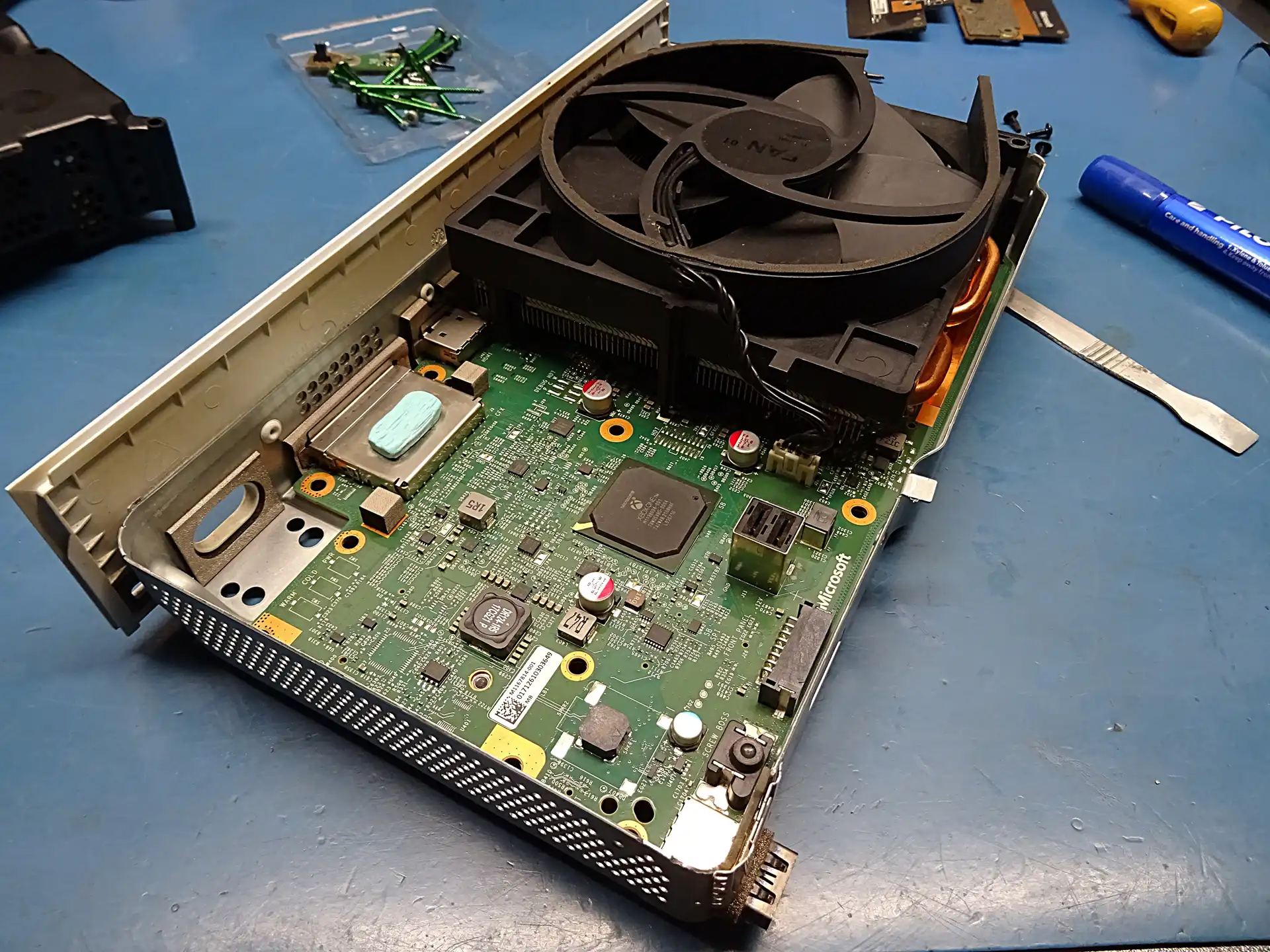 Naprawa Xbox w Mielcu – płyta główna konsoli podczas serwisu