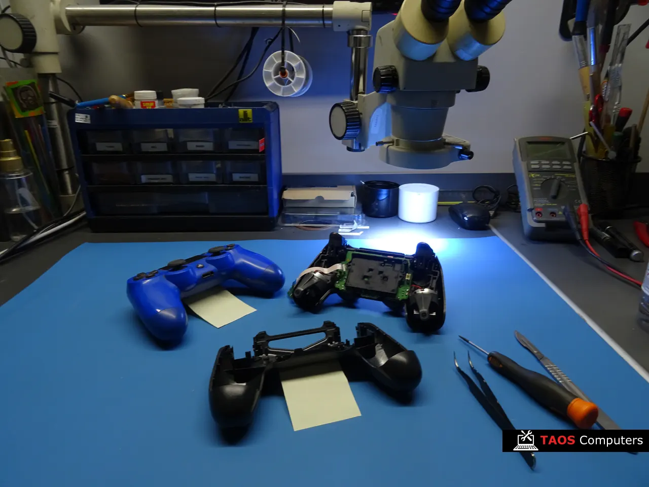 Dwa pady PlayStation 4, PS4 przed naprawą na stole serwisowym