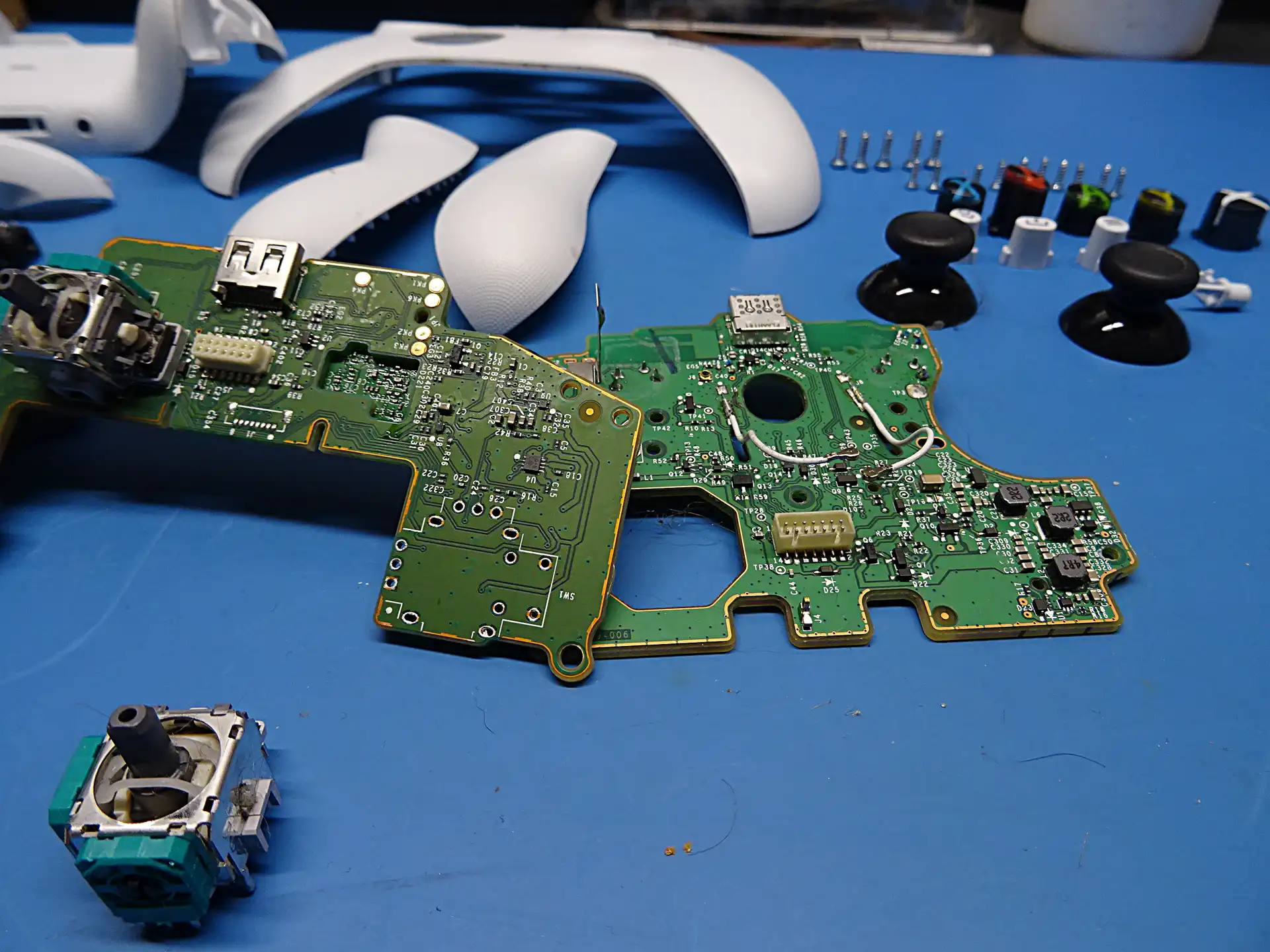 Naprawa elektroniki pada Xbox – płyta główna płyta główna pada xbox naprawa elektroniki kontrolera