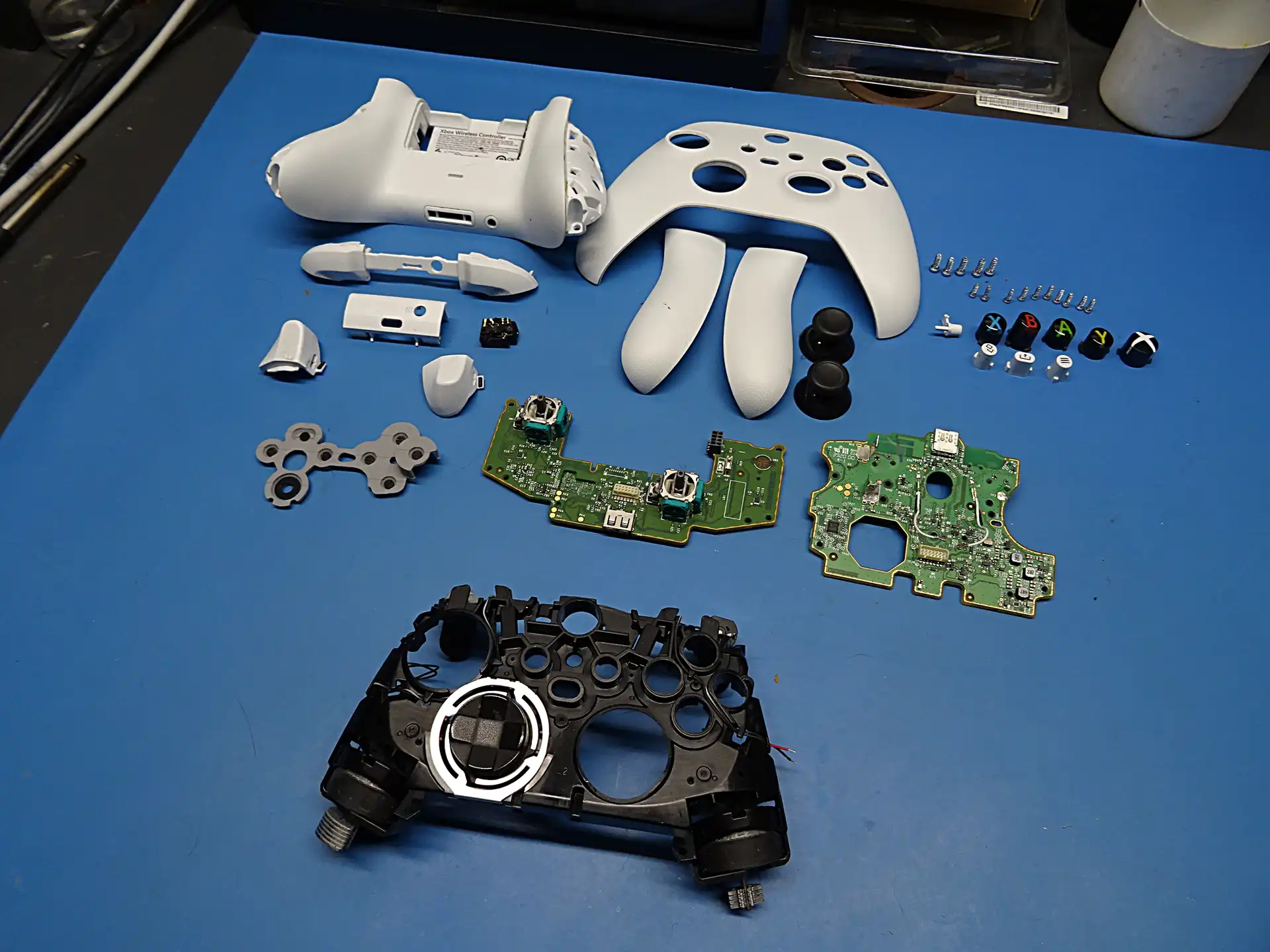 Rozebrany pad Xbox Series X – serwis kontrolera rozebrany pad xbox series x części kontrolera naprawa