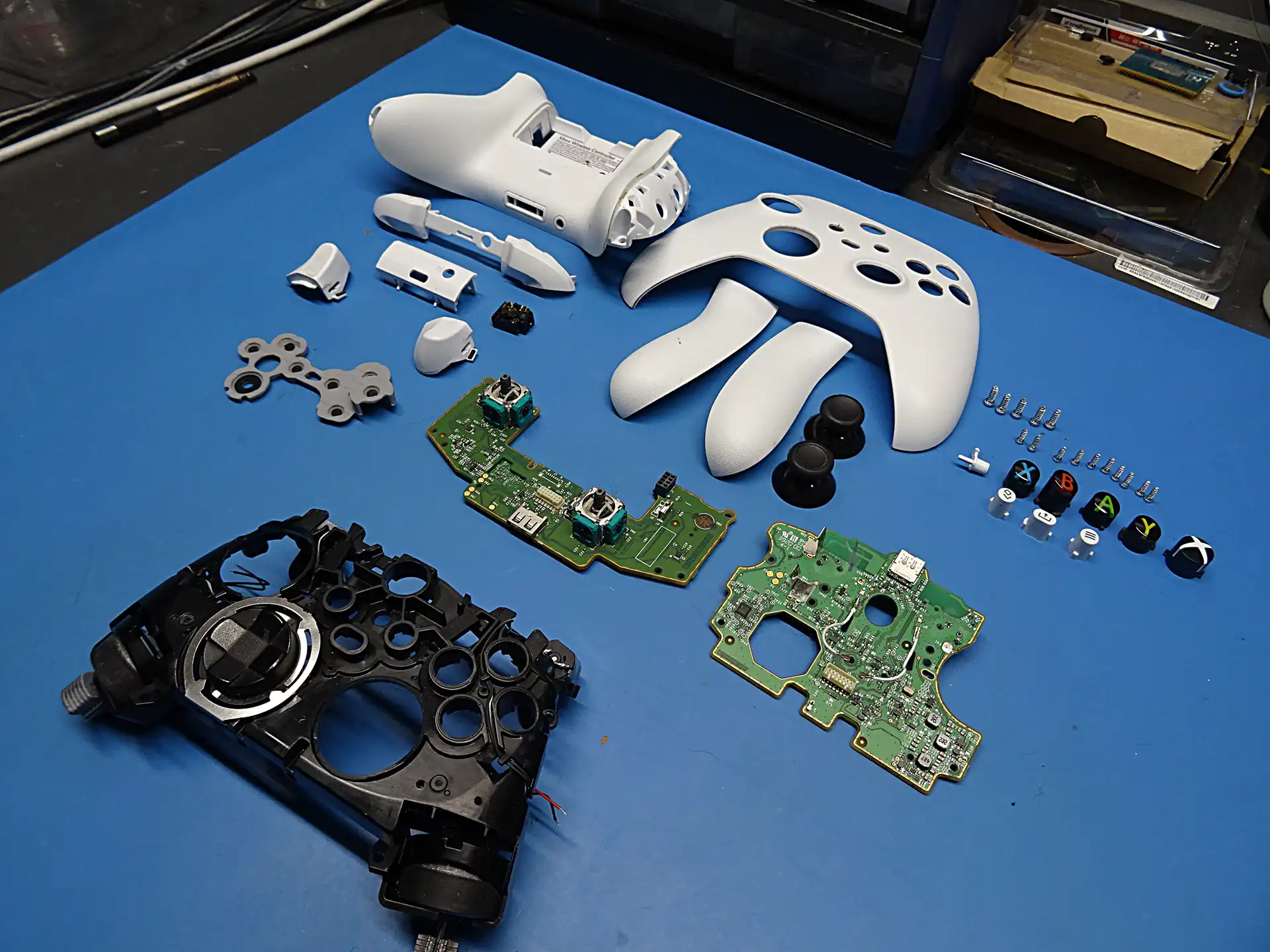 Pad Xbox Series X rozłożony na części – serwis rozłożony pad xbox series x wszystkie elementy naprawa kontrolera