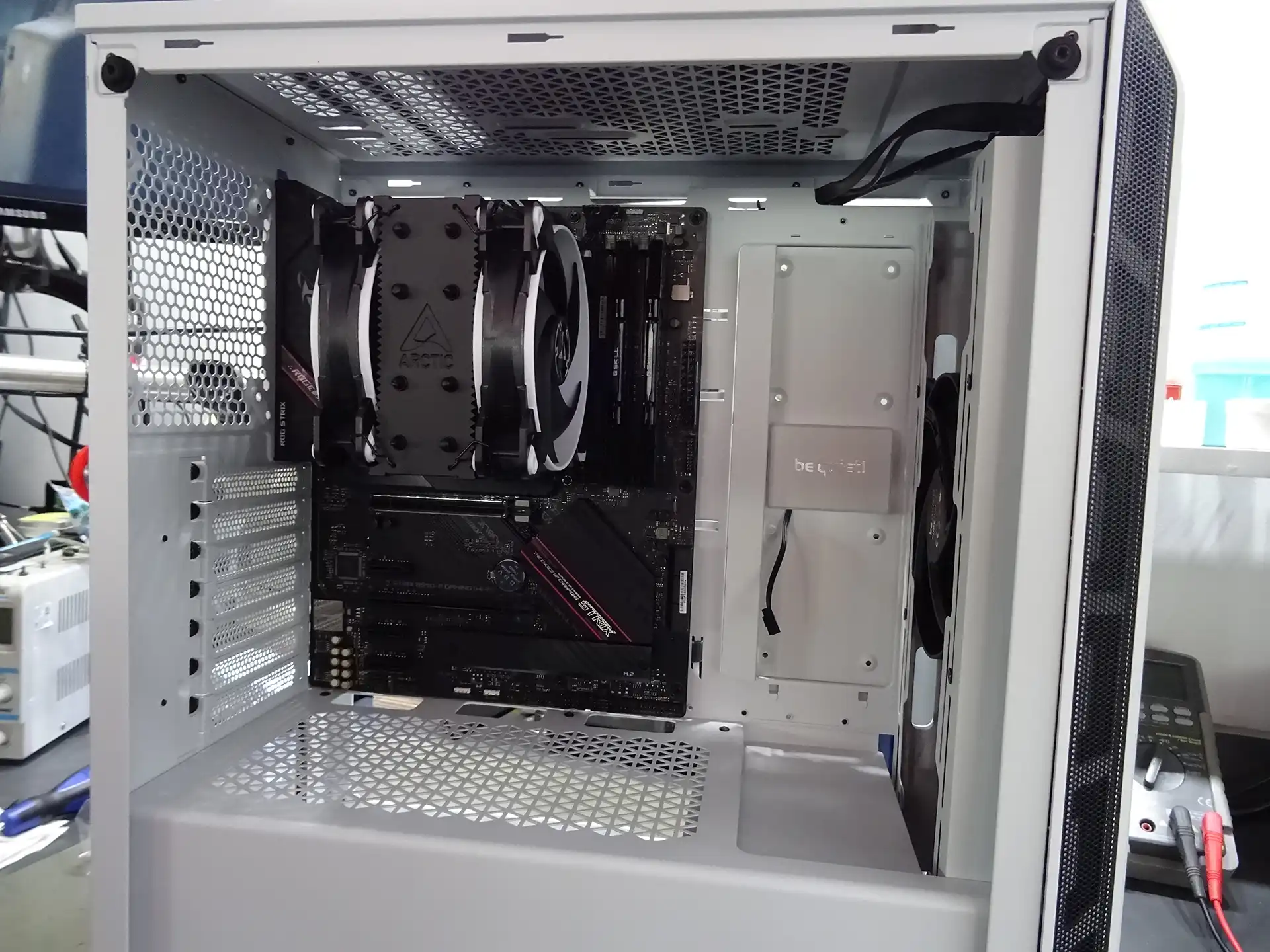 Serwis PC – biała obudowa i montaż podzespołów Mielec Serwis komputerów stacjonarnych Mielec – wnętrze PC w białej obudowie i montaż podzespołów