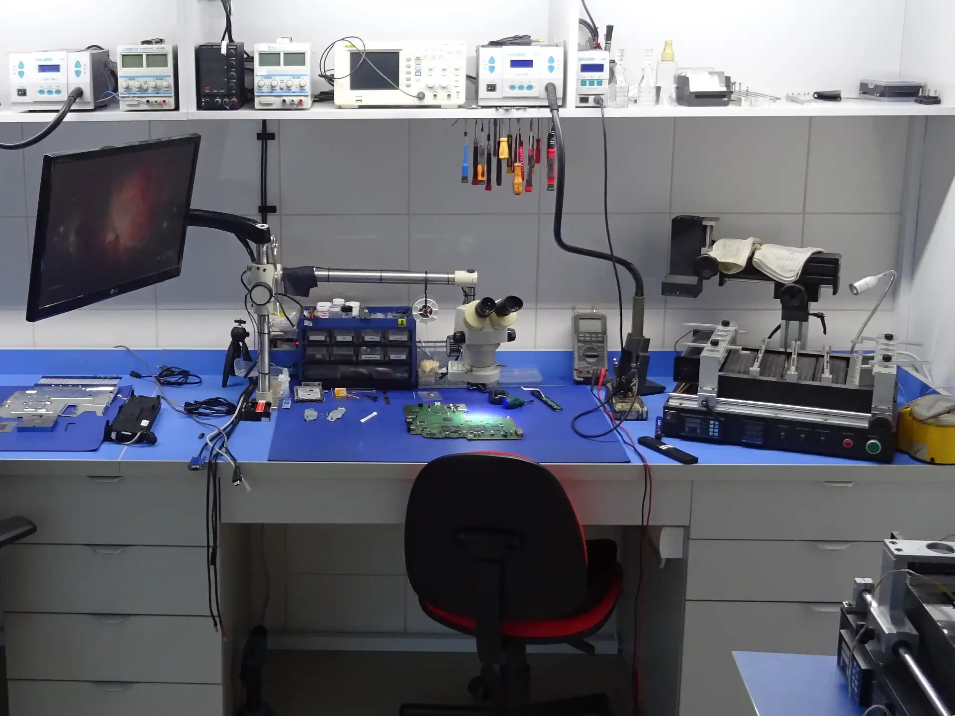 Serwis komputerowy w Mielcu – stanowisko naprawy laptopów, komputerów i konsol