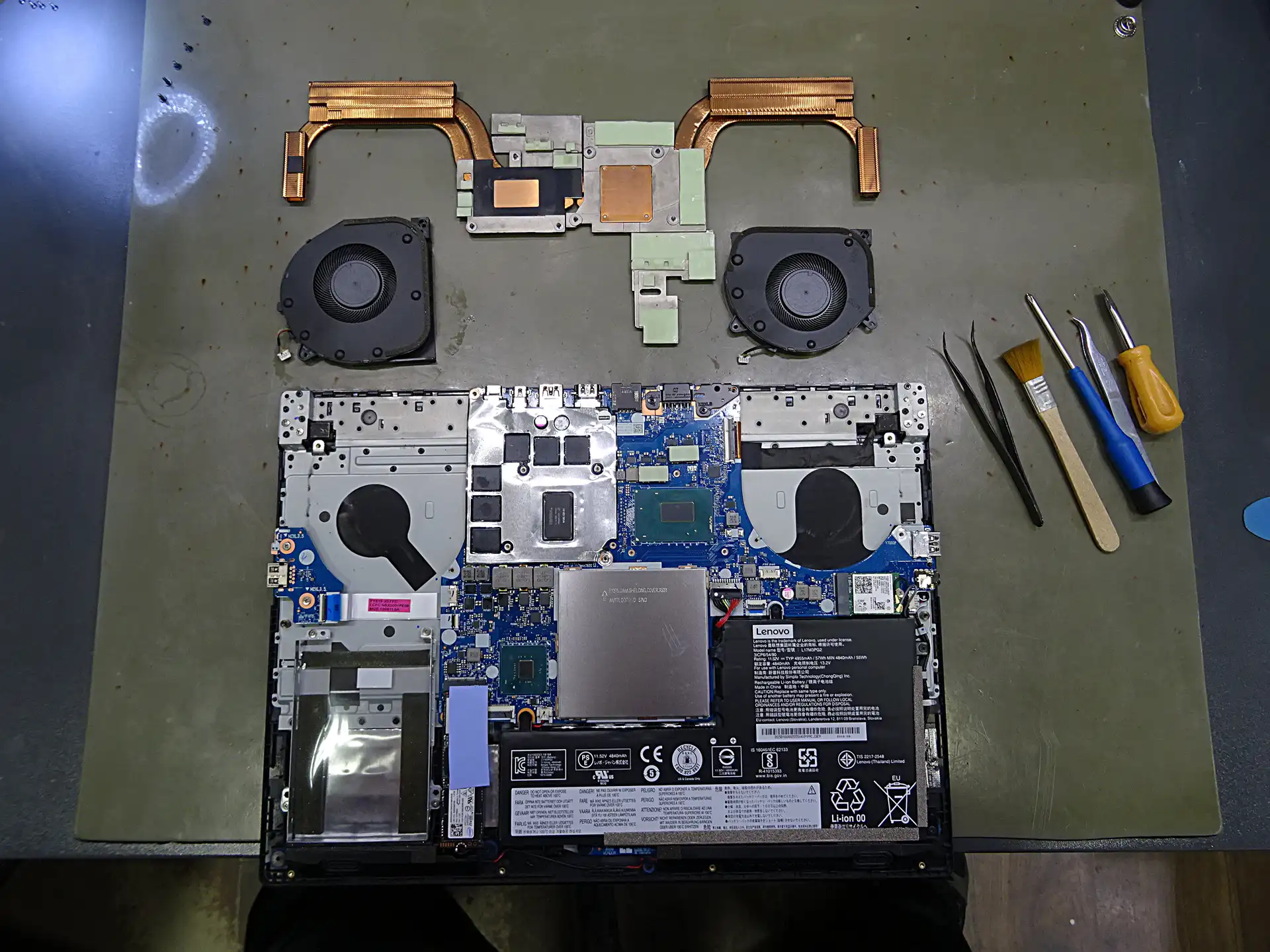 Czyszczenie i serwis laptopa – układ chłodzenia i wnętrze urządzenia Serwis laptopa – czyszczenie układu chłodzenia i demontaż podzespołów w Mielcu