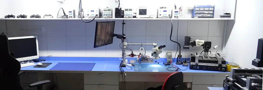 Stanowisko serwisowe wraz z wyposażeniem do naprawa laptopów, komputerów, konsol i padów.