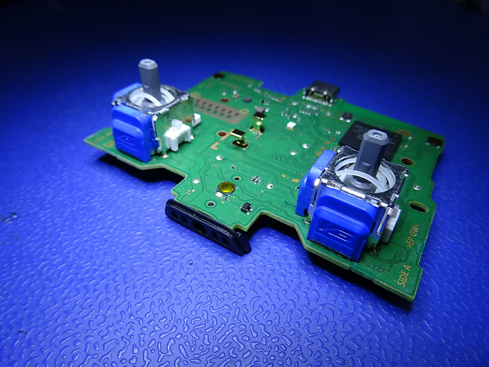 Wymiana analogów TMR V10 w kontrolerze PS5 DualSense Wymiana analogów TMR V10 w padzie PS5 – naprawa kontrolera DualSense Mielec