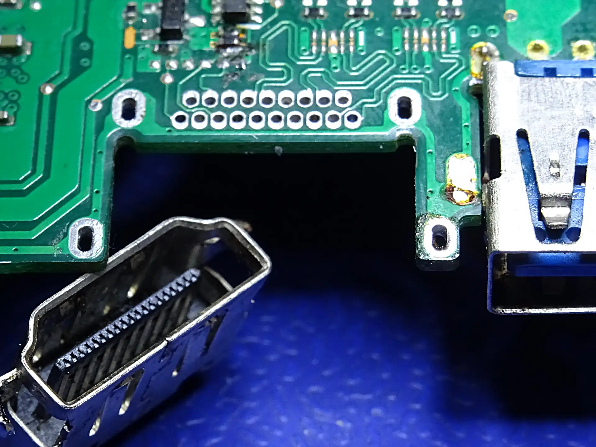Wymiana gniazda HDMI w laptopie Wymiana gniazda HDMI w laptopie – naprawa płyty głównej Mielec