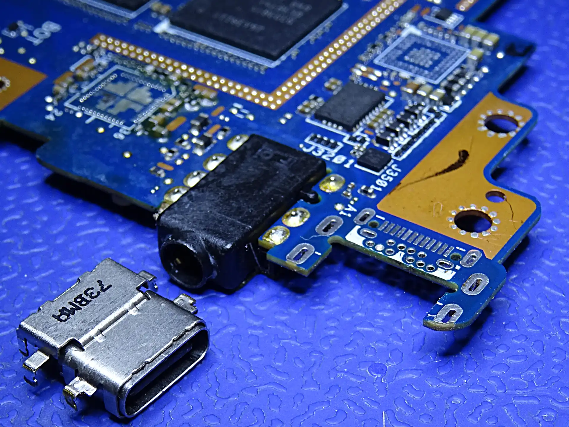 Wymiana gniazda USB-C – przygotowanie do montażu Przygotowanie do wymiany gniazda USB-C w laptopie – płyta główna Mielec