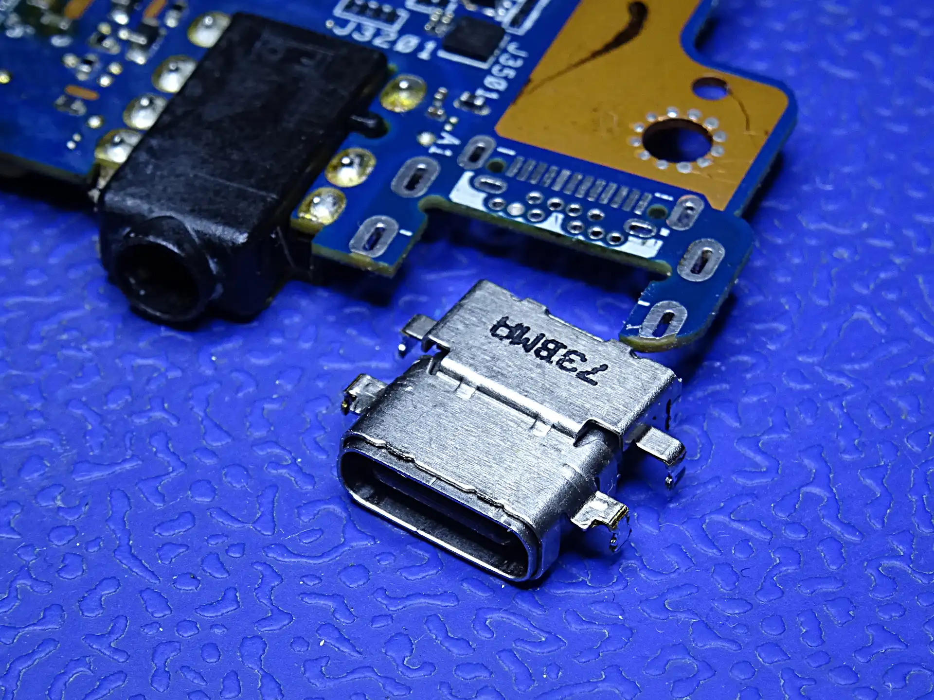 Wymiana gniazda USB-C w laptopie Wymiana gniazda USB-C w laptopie – serwis płyt głównych Mielec