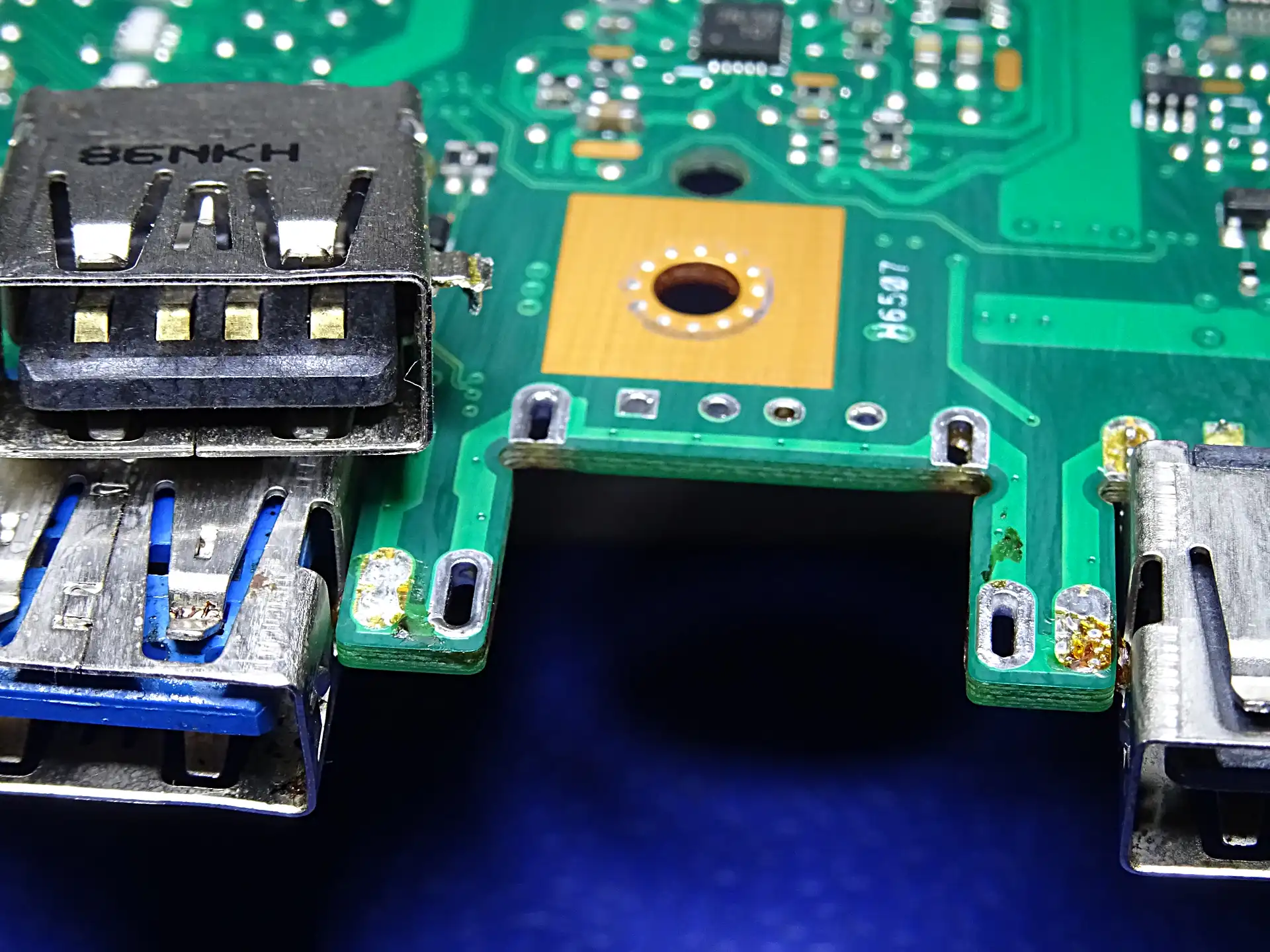 Wymiana gniazda USB w laptopie Wymiana gniazda USB w laptopie – naprawa płyty głównej Mielec