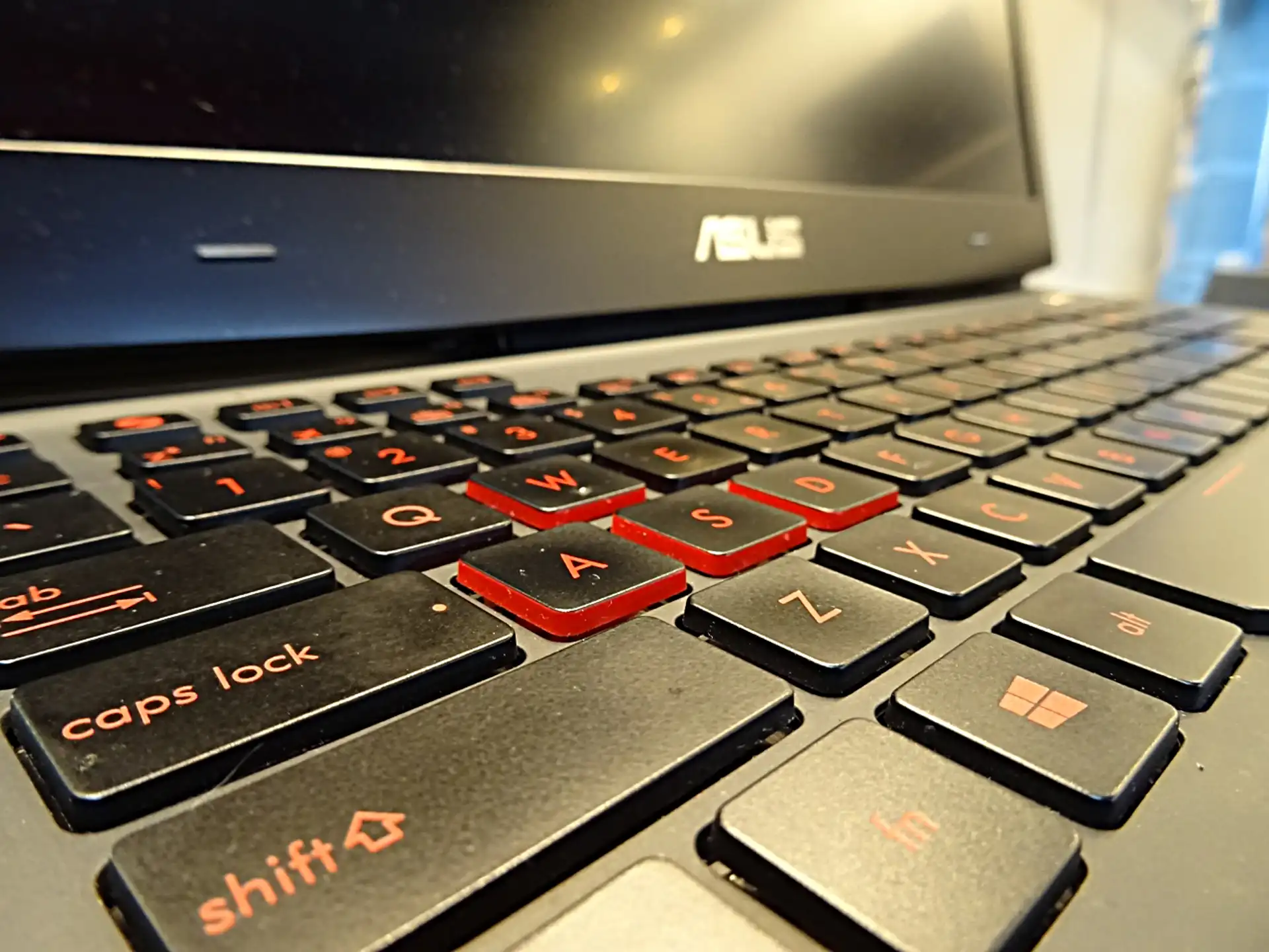 Wymiana klawiatury w laptopie ASUS – serwis Mielec Wymiana klawiatury w laptopie ASUS Mielec – uszkodzone klawisze