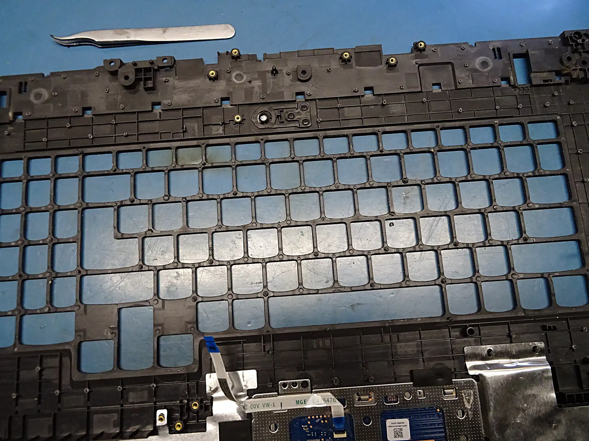 Wymiana klawiatury nitowanej w laptopie – naprawa Mielec Wymiana klawiatury nitowanej w laptopie – serwis laptopów Mielec