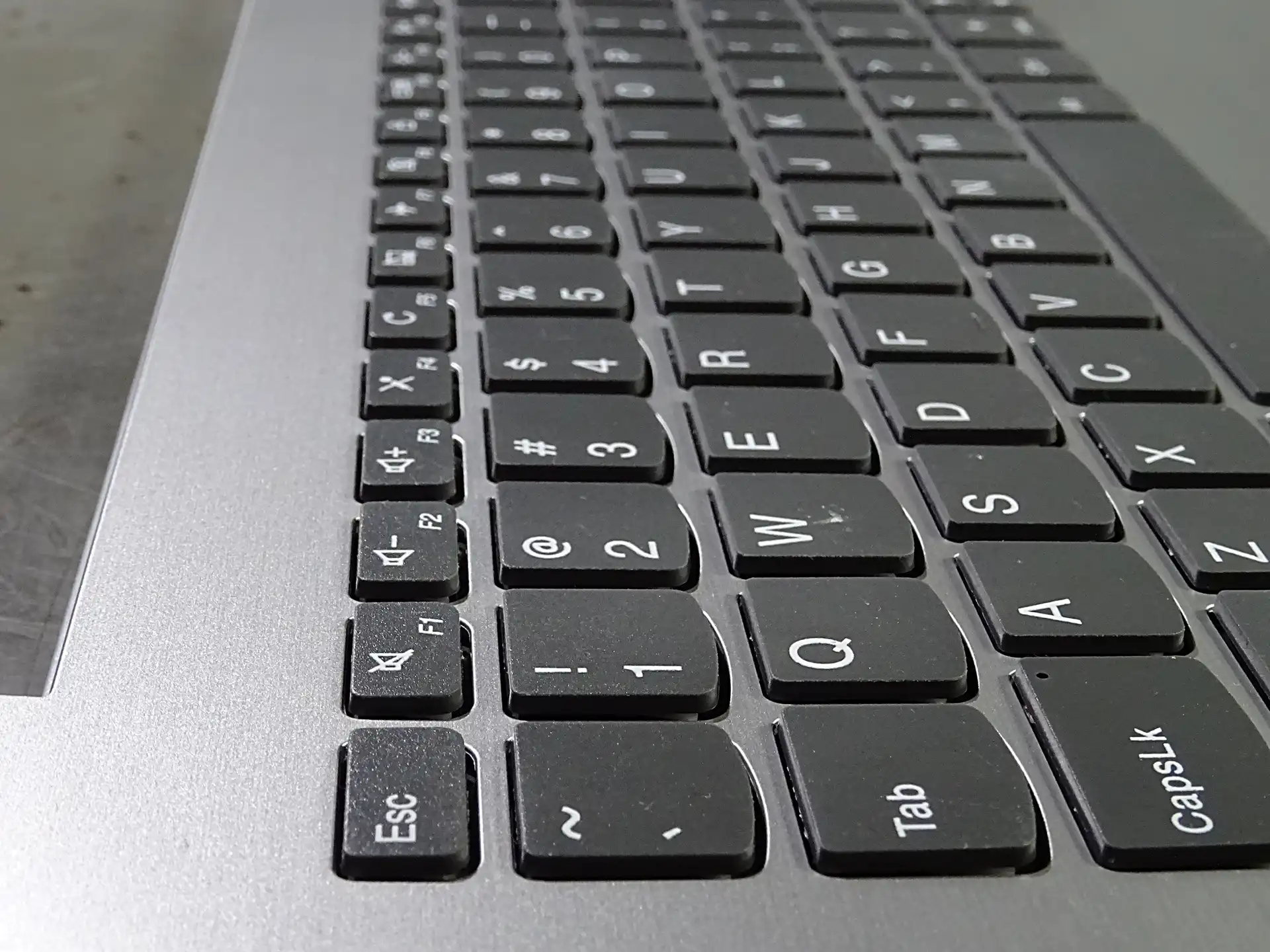 Wymiana klawiatury Lenovo – efekt końcowy naprawy nowa klawiatura w laptopie Lenovo po wymianie – sprawna i gotowa do pracy