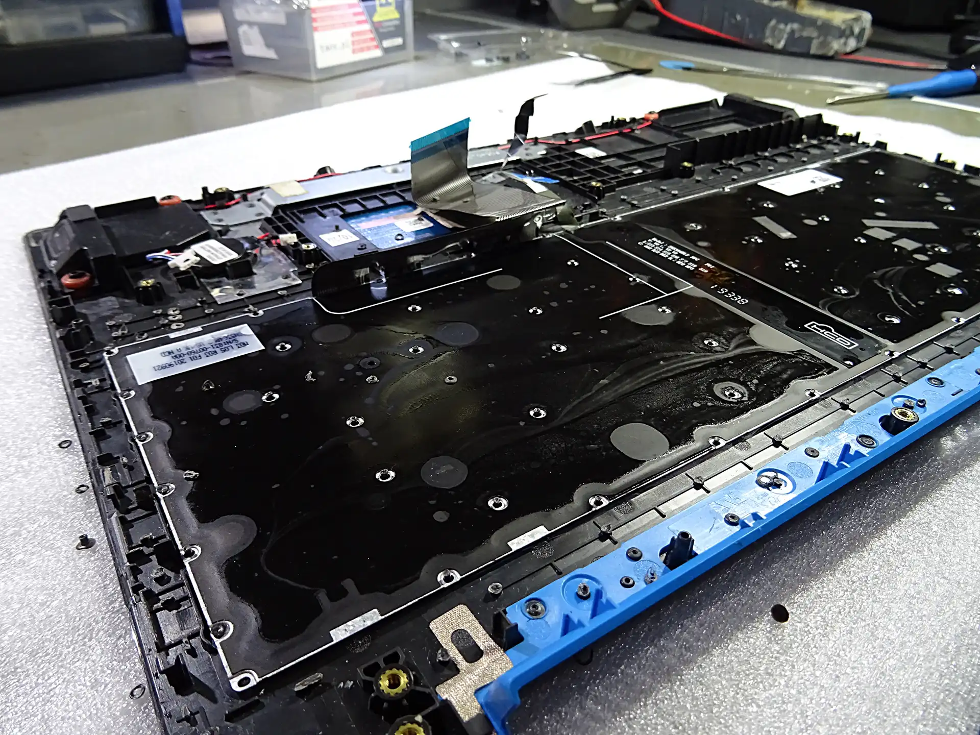 Wymiana zalanej klawiatury Lenovo Ideapad – etap demontażu wymiana klawiatury Lenovo Ideapad po zalaniu – demontaż i rozwiercanie nitów