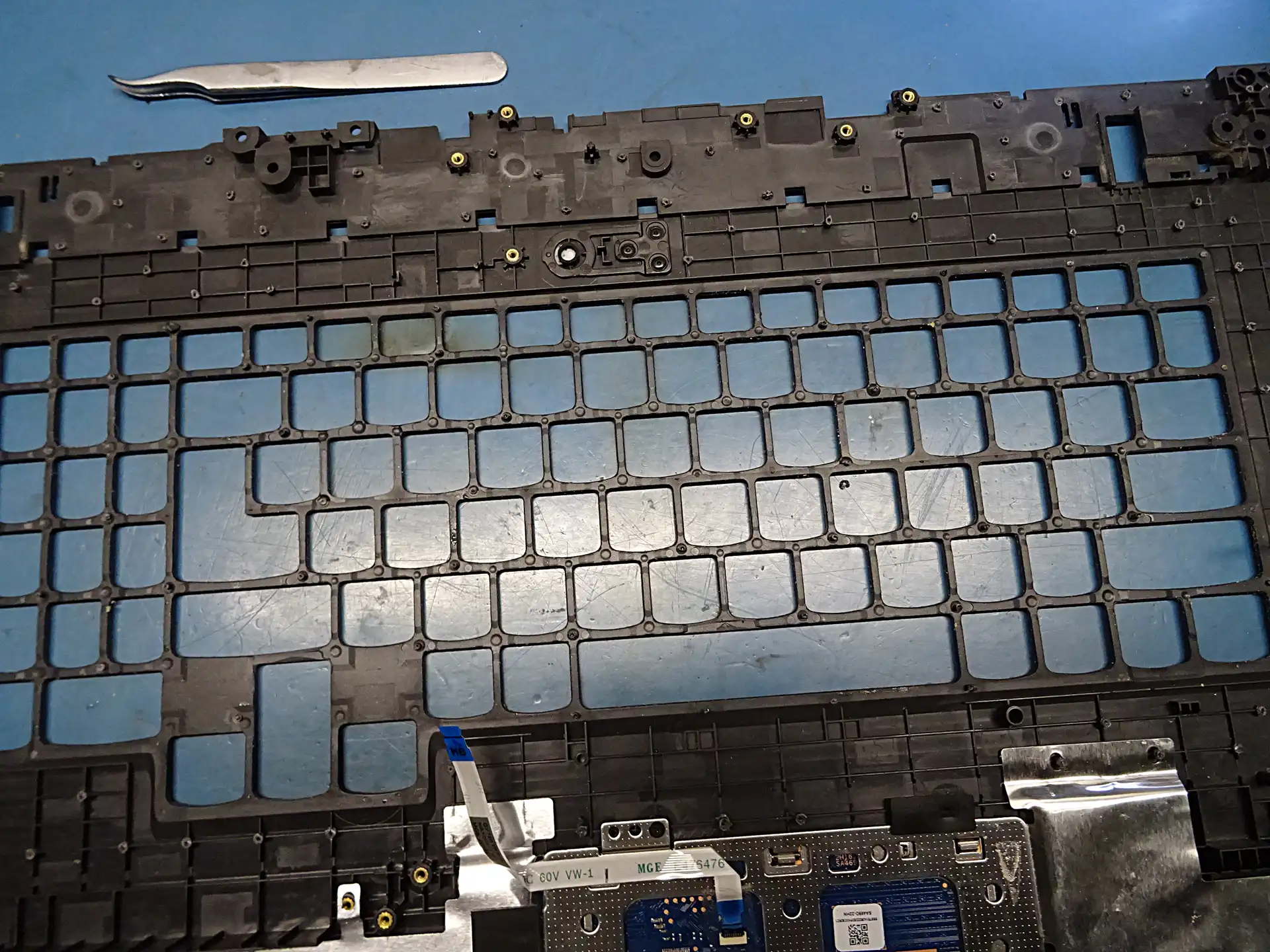 Wymiana klawiatury Lenovo Legion – przygotowanie obudowy przygotowanie palmrestu Lenovo Legion do montażu nowej klawiatury po usunięciu nitów