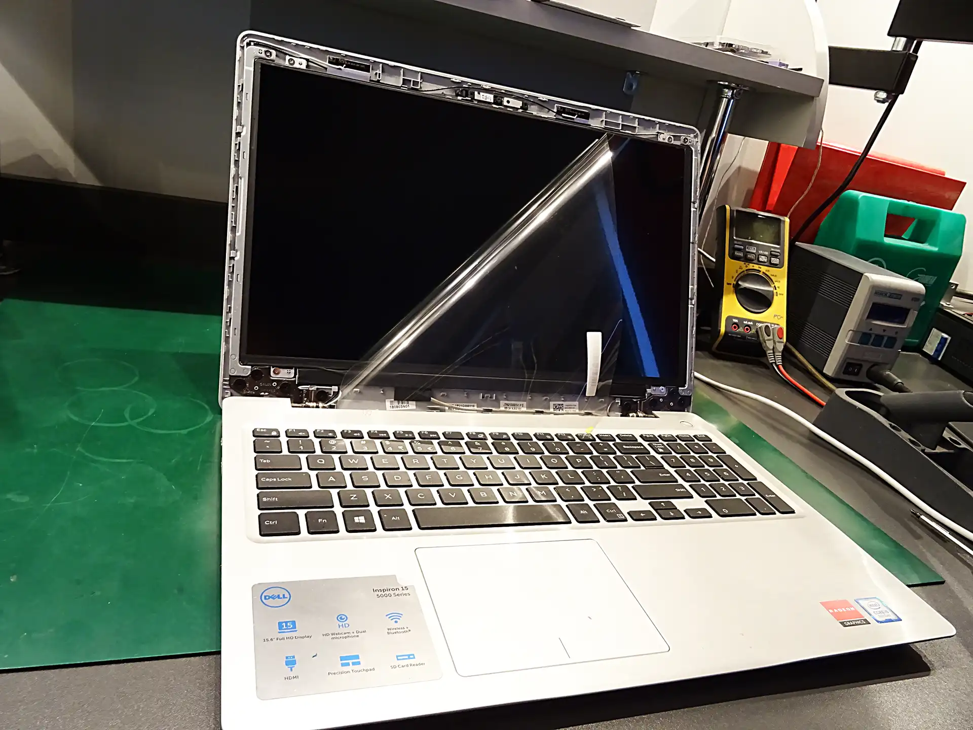 Zdejmowanie folii ochronnej z matrycy – laptop Dell Zdejmowanie folii ochronnej z nowej matrycy w laptopie Dell w serwisie Mielec